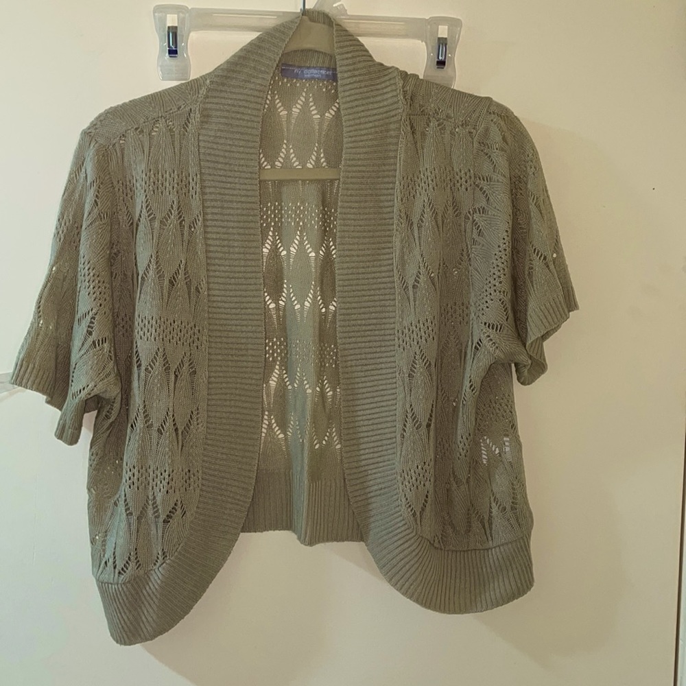 NY collection shrug size 1X open front. See photos for color.